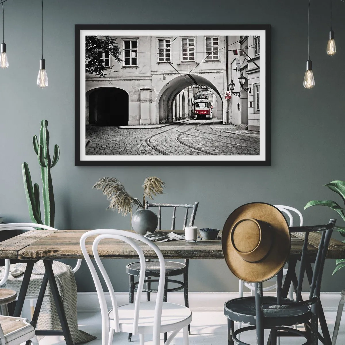 Affiche dans un cadre noir - Poster - Un tramway noir et blanc dans une rue historique de la ville - 70x50cm - Dans le labyrinthe de la ville - Décoration murale moderne pour le salon et la chambre ARTTOR