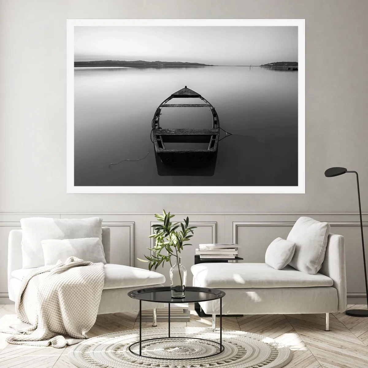 Affiche - Poster - Un bateau solitaire sur un lac calme dans des tons de noir et blanc - 100x70cm - Nostalgie et mélancolie - Décoration murale moderne pour le salon et la chambre ARTTOR
