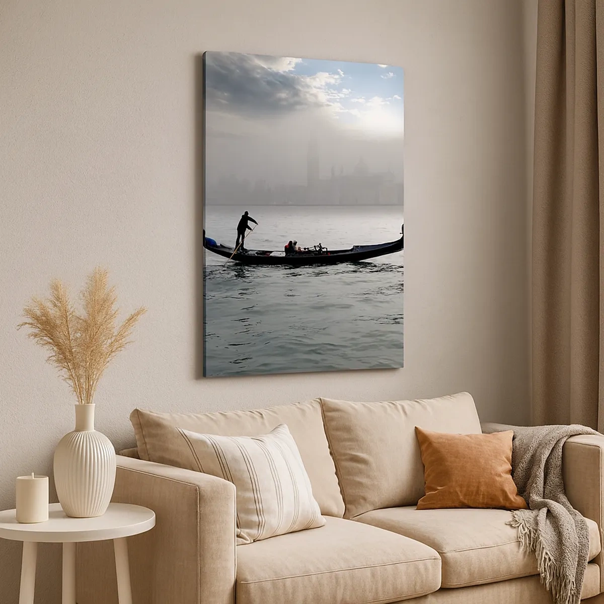 Impression sur toile - Image sur toile - Une gondole glisse sur les eaux de Venise par un matin brumeux, surplombant la ville. - 50x70cm - Une ville fabuleuse faite d'eau et de brouillard - Décoration murale moderne pour le salon et la chambre ARTTOR