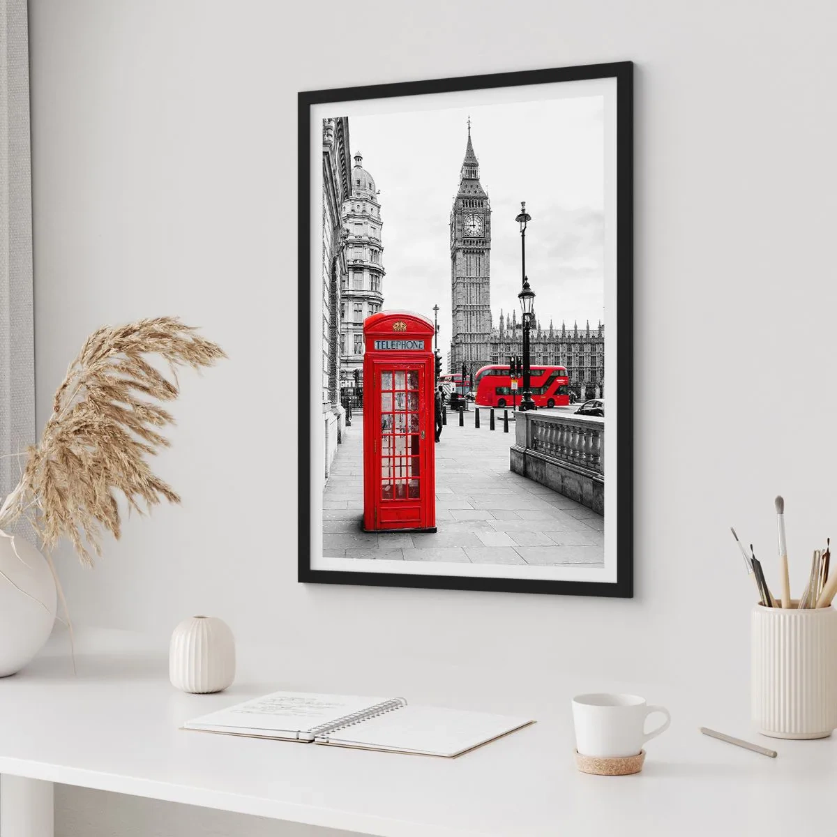 Affiche dans un cadre noir - Poster - Une cabine téléphonique rouge avec Big Ben et un bus en arrière-plan. - 50x70cm - Sans aucun doute Londres - Décoration murale moderne pour le salon et la chambre ARTTOR
