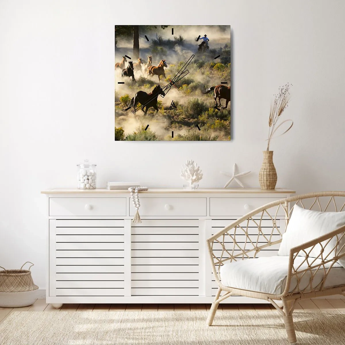 Horloge murale - Pendule murale - Un troupeau de chevaux sauvages galopant à travers la poussière et la végétation - 30x30cm - Rivalité - liberté ou force masculine ? - Décoration murale moderne pour le salon et la chambre ARTTOR