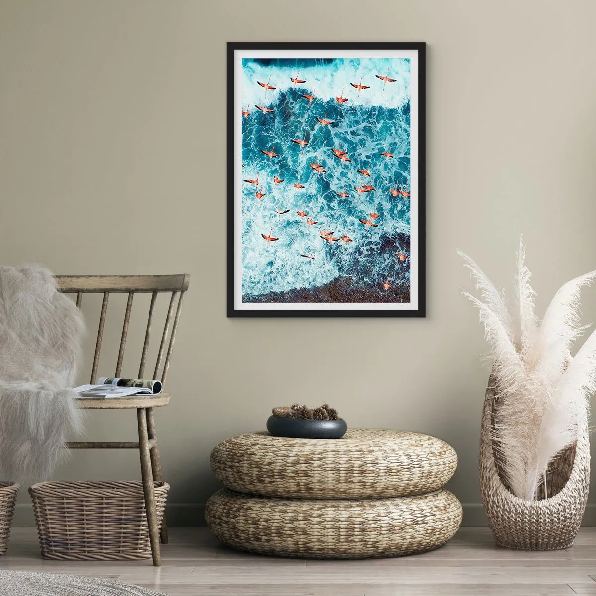 Affiche dans un cadre noir - Poster - Flamants roses au-dessus des vagues de l'océan aux couleurs intenses - 50x70cm - Défilé du bord de mer - Décoration murale moderne pour le salon et la chambre ARTTOR