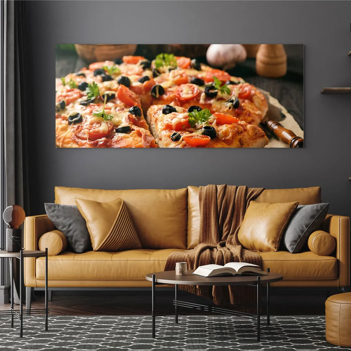 Impression sur verre - Image sur verre - Pizza aux tomates, olives et herbes fraîches sur la table - 140x50cm - Tu t'en es encore tiré - Décoration murale moderne pour le salon et la chambre ARTTOR