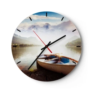 Horloge murale - Pendule murale - Un bateau sur la rive d'un lac entouré de montagnes et de nuages - 30x30cm - Au bord de la grande et limpide eau - Décoration murale moderne pour le salon, la cuisine et la chambre ARTTOR