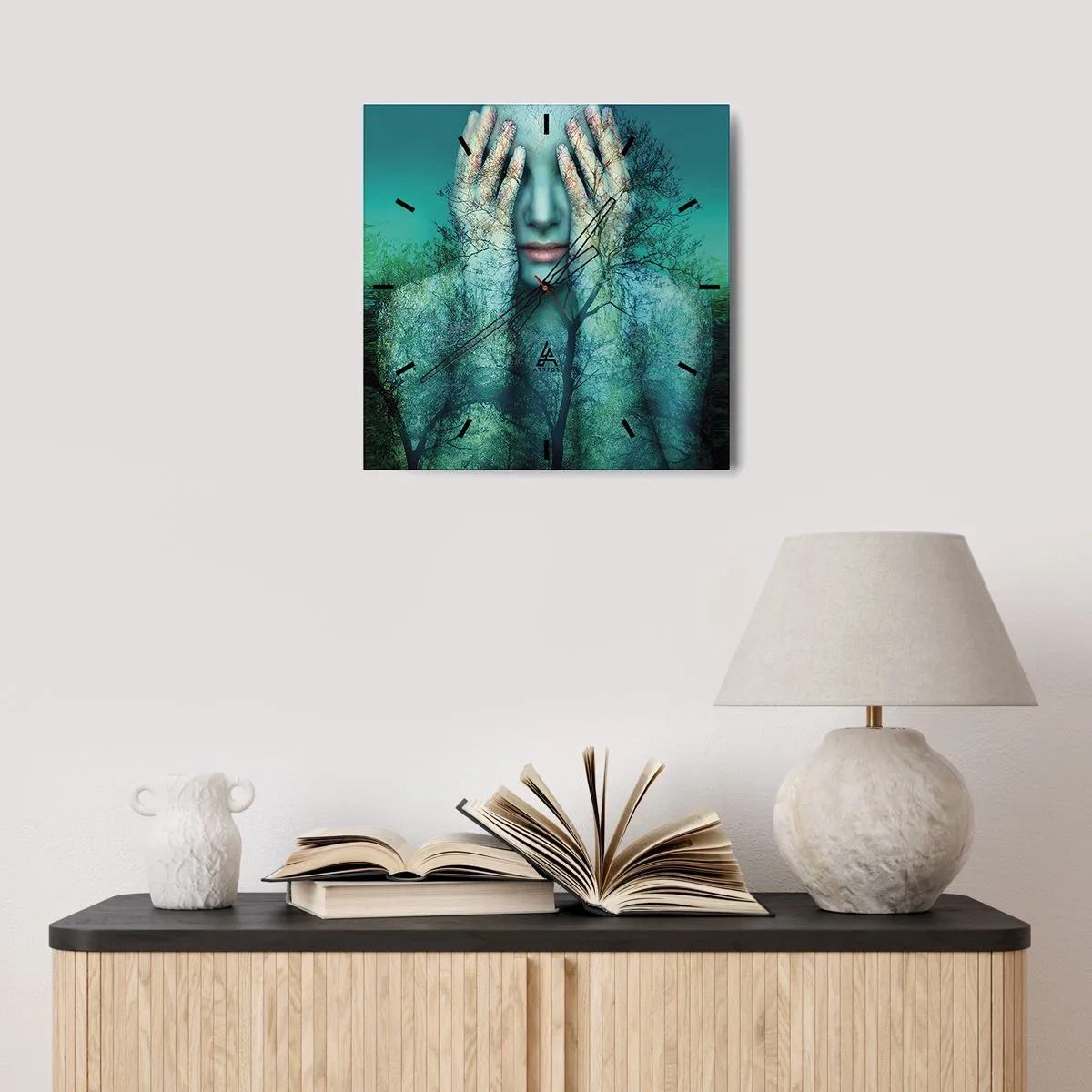 Horloge murale - Pendule murale - Une figure de femme avec un motif d'arbre sur un fond de paysage turquoise - 30x30cm - immergé dans l'azur - Décoration murale moderne pour le salon et la chambre ARTTOR