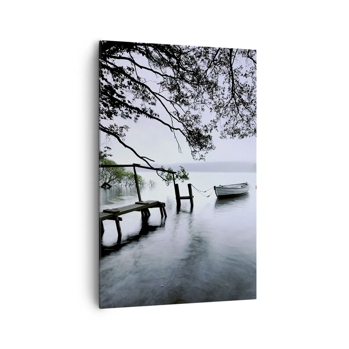 Impression sur toile - Image sur toile - Une jetée sur l'eau avec un bateau en arrière-plan entouré d'un paysage brumeux - 80x120cm - Tu te reposes déjà - Décoration murale moderne pour le salon et la chambre ARTTOR