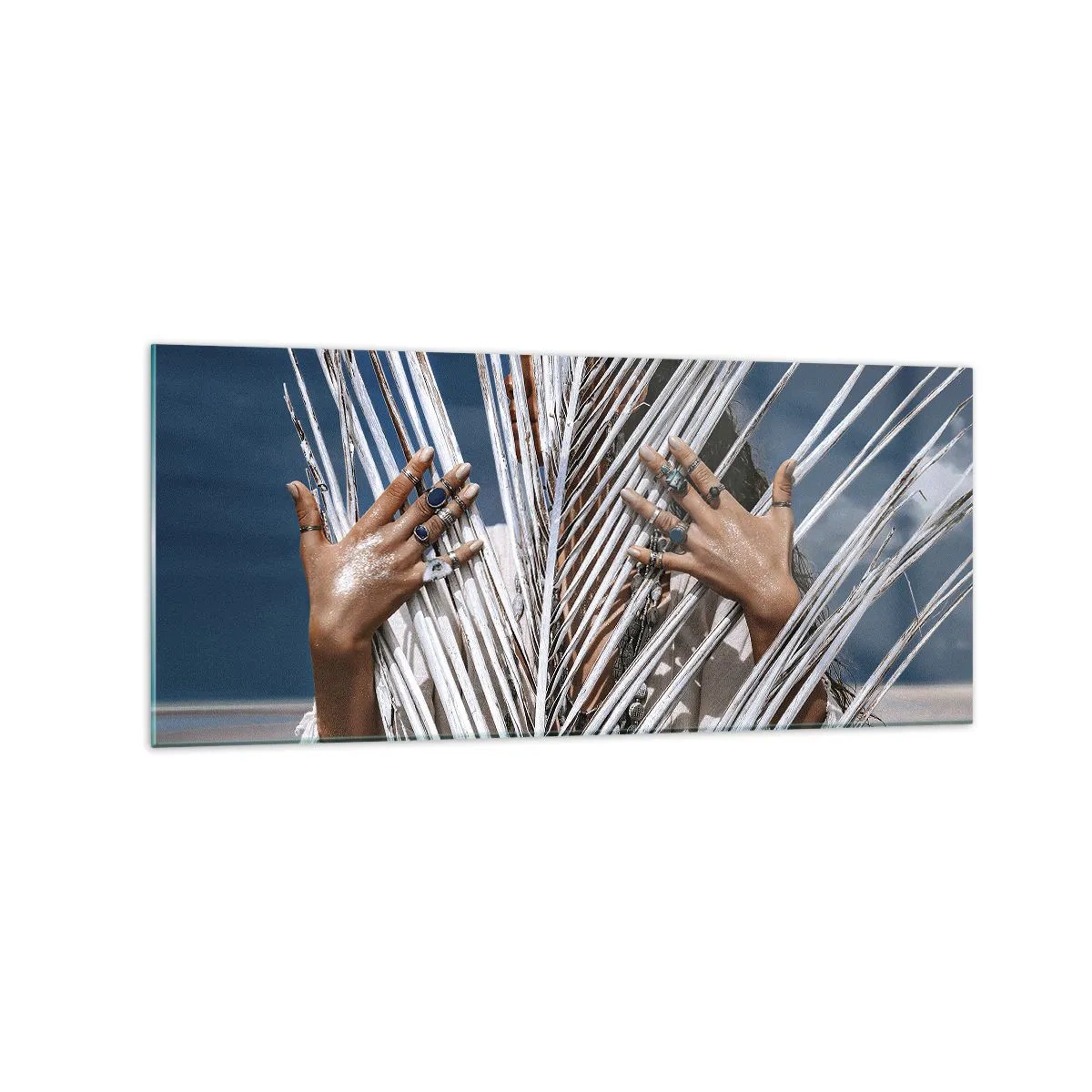 Impression sur verre - Image sur verre - Une femme cachée derrière des feuilles de palmier avec des bagues aux mains. - 120x50cm - Fille de chaman ? - Décoration murale moderne pour le salon et la chambre ARTTOR