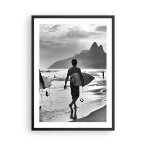 Affiche dans un cadre noir - Poster - Un surfeur sur la plage sur une photographie en noir et blanc - 50x70cm - Samba sur une vague - Décoration murale moderne pour le salon et la chambre ARTTOR