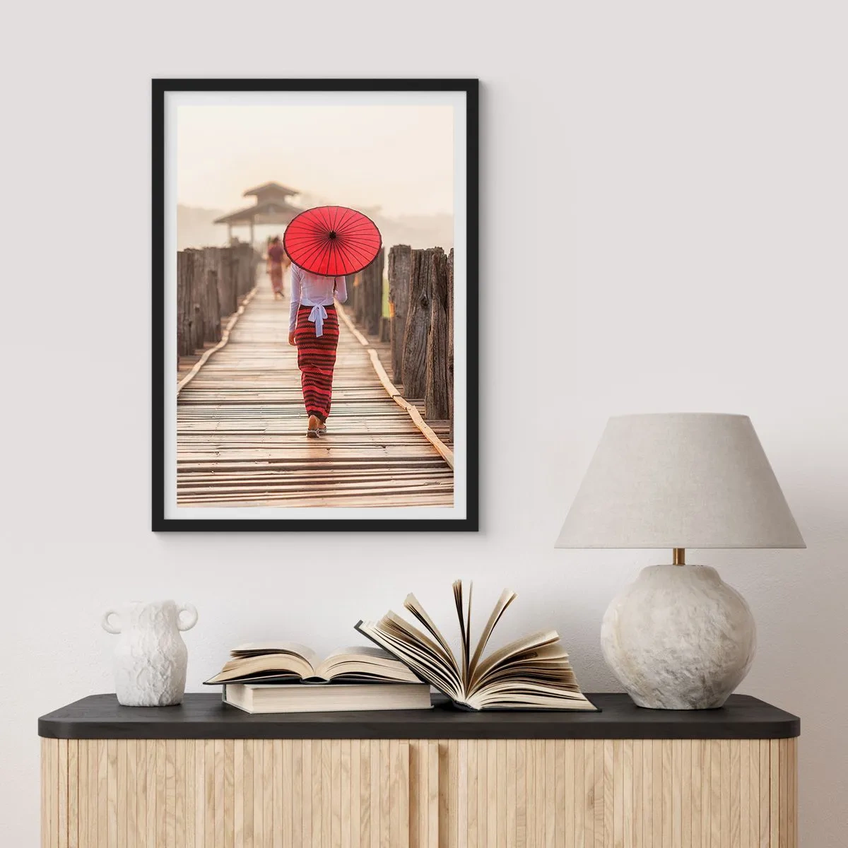 Affiche dans un cadre noir - Poster - Une femme avec un parapluie rouge sur un pont en bois - 50x70cm - Sur le vieux pont - Décoration murale moderne pour le salon et la chambre ARTTOR