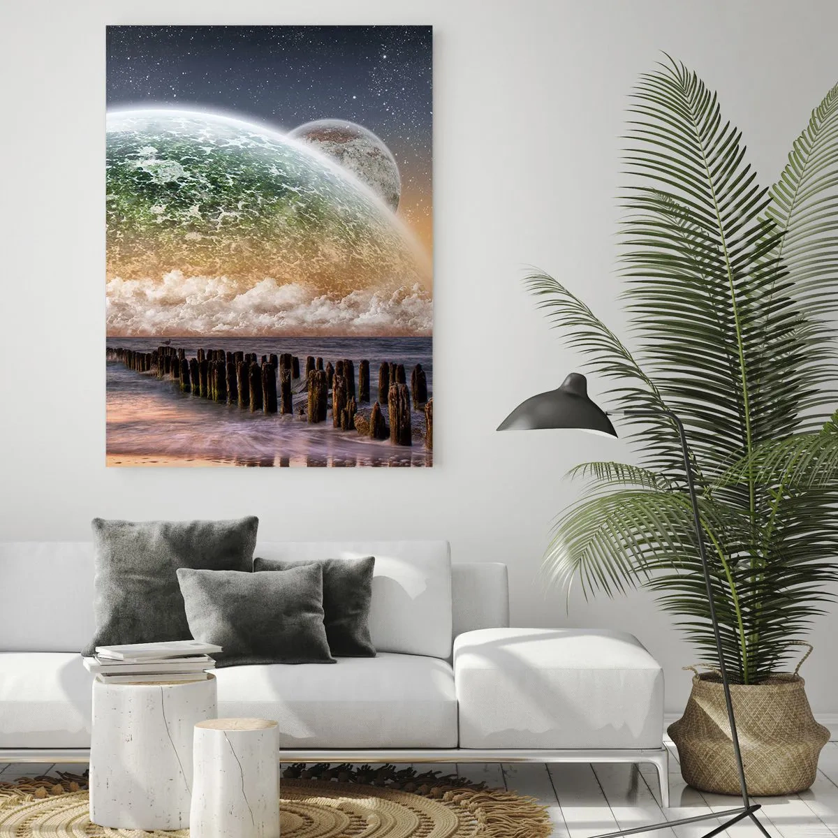 Impression sur verre - Image sur verre - Un paysage fantastique avec une grande planète au-dessus de la mer et une jetée en bois. - 70x100cm - Et le monde est sorti de l'eau - Décoration murale moderne pour le salon et la chambre ARTTOR