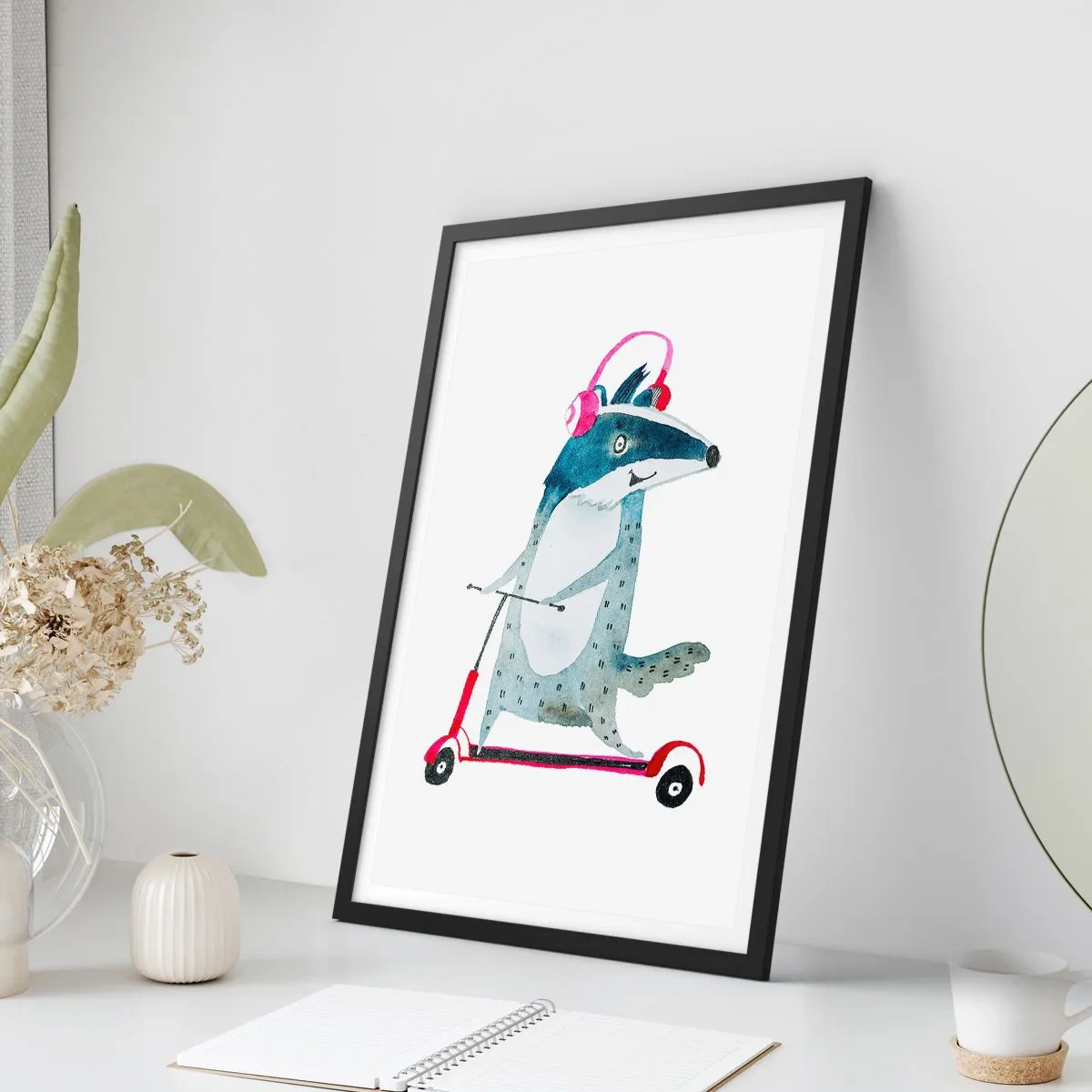 Affiche dans un cadre noir - Poster - Illustration d'un blaireau sur un scooter portant des écouteurs roses - 50x70cm - La joie du blaireau - Décoration murale moderne pour le salon et la chambre ARTTOR