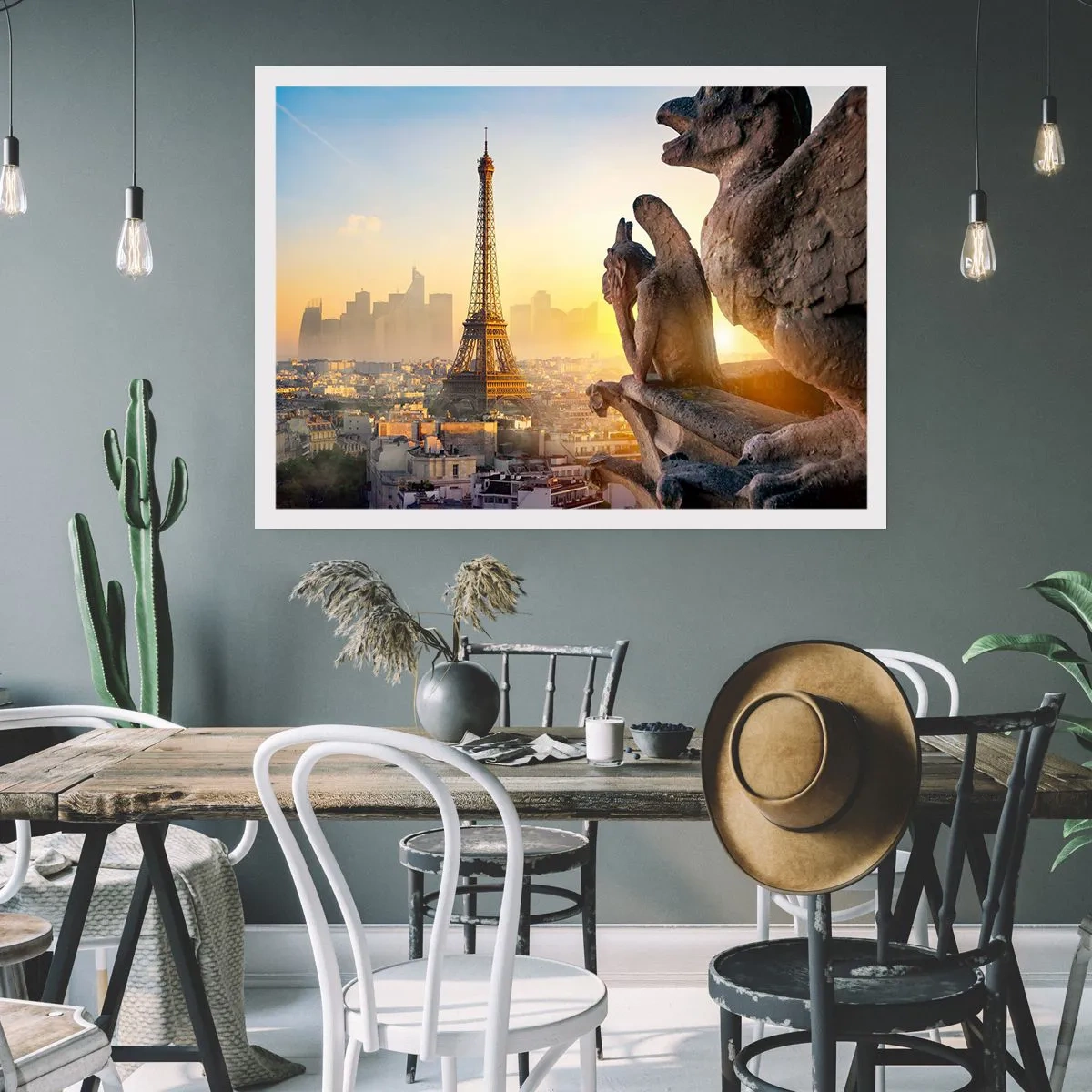 Affiche - Poster - Vue de la Tour Eiffel avec des gargouilles en arrière-plan - 100x70cm - Tellement de choses ont changés... - Décoration murale moderne pour le salon et la chambre ARTTOR