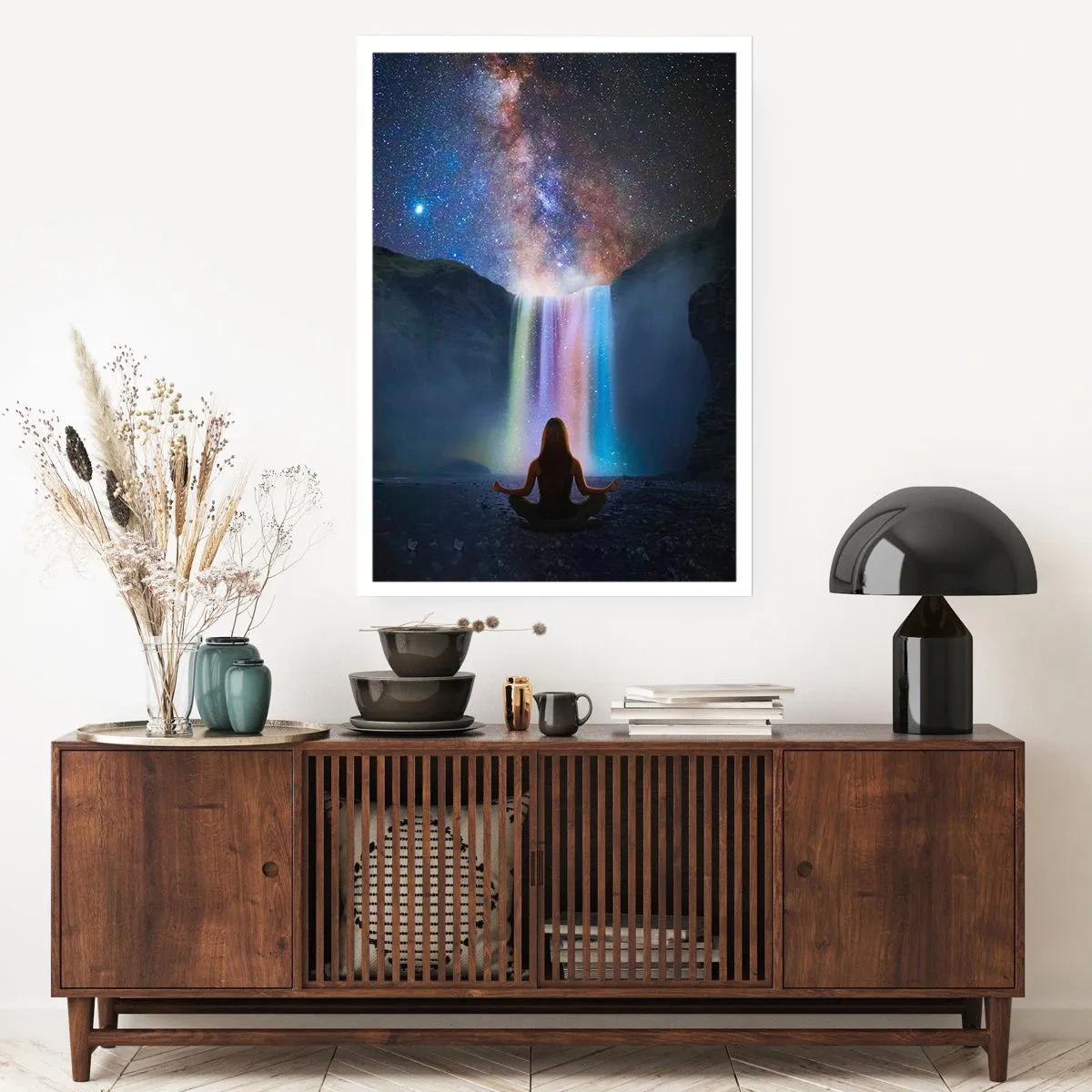 Affiche - Poster - Une femme médite près d'une cascade lumineuse sous un ciel étoilé. - 50x70cm - Harmonie absolue - Décoration murale moderne pour le salon et la chambre ARTTOR