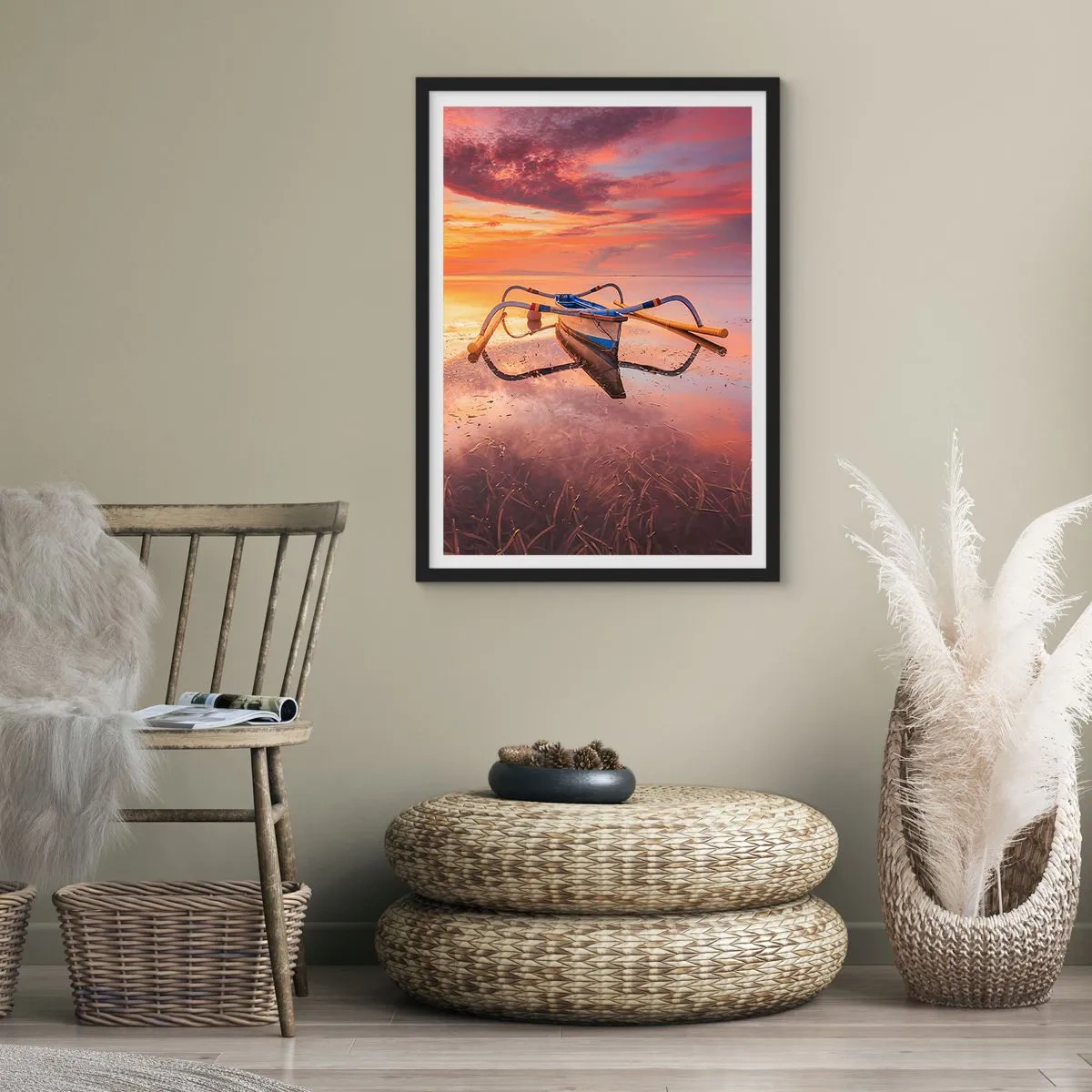 Affiche dans un cadre noir - Poster - Un bateau sur l'eau pendant un coucher de soleil pittoresque - 50x70cm - Le calme d'une soirée tropicale - Décoration murale moderne pour le salon et la chambre ARTTOR