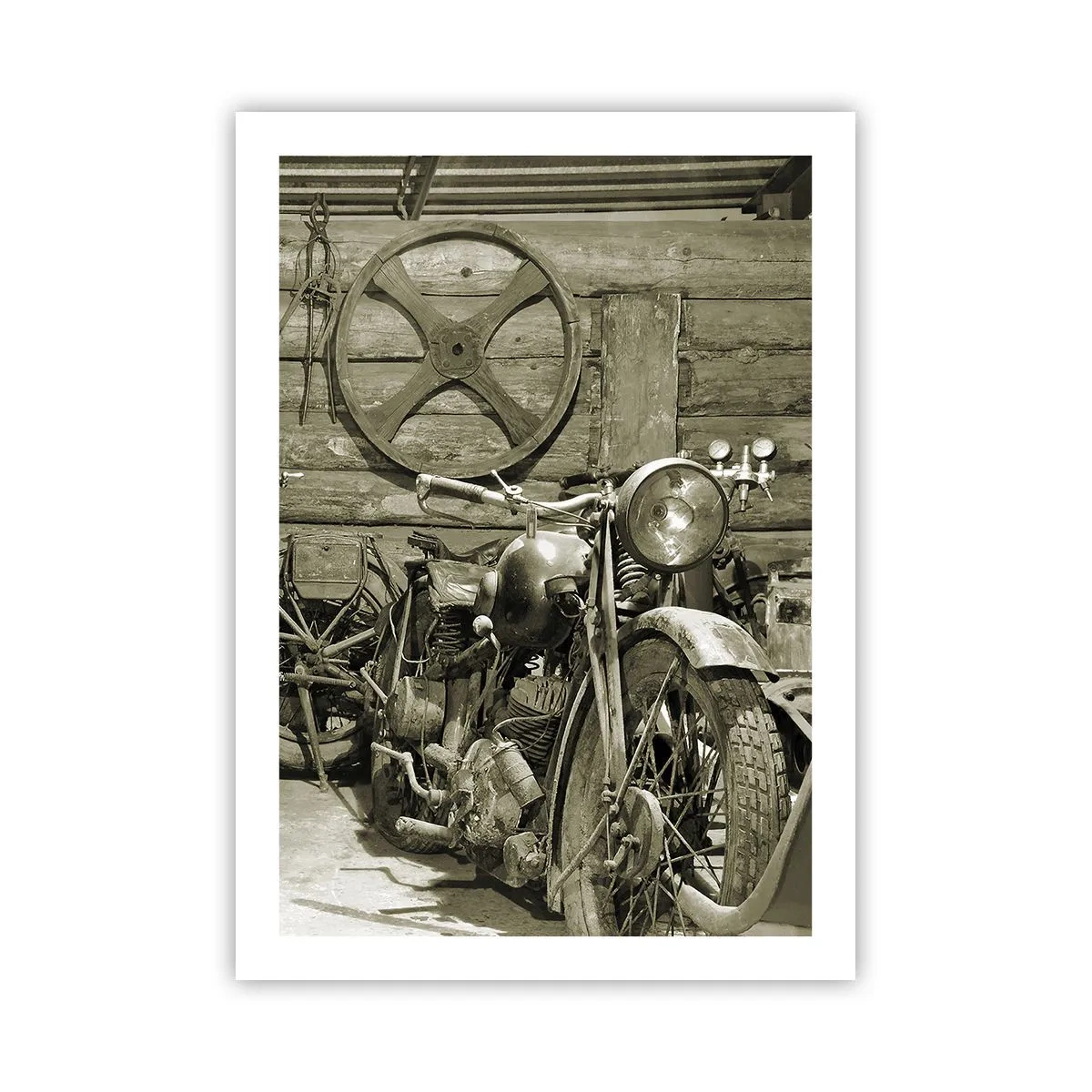 Affiche - Poster - Une vieille moto dans un hangar en bois avec une roue en arrière-plan - 50x70cm - Dans le hangar de l'oncle Władek - Décoration murale moderne pour le salon et la chambre ARTTOR
