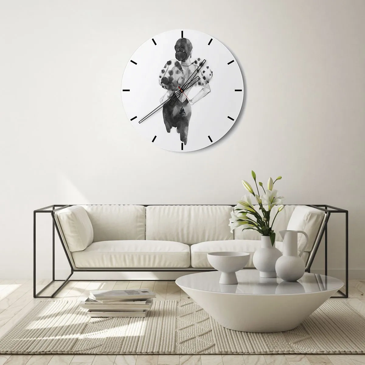 Horloge murale - Pendule murale - Illustration en noir et blanc d'une femme dans une robe élégante - 30x30cm - Elle est passée juste à côté - Décoration murale moderne pour le salon, la cuisine et la chambre ARTTOR