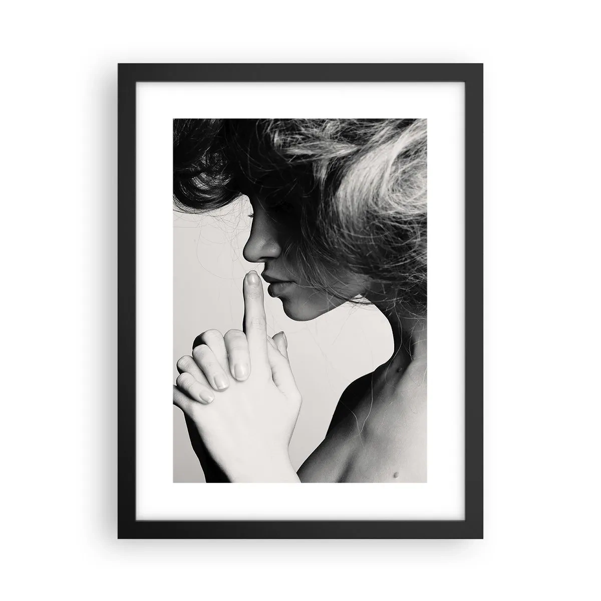 Affiche dans un cadre noir - Poster - A l'écoute d'elle-même - 30x40 cm