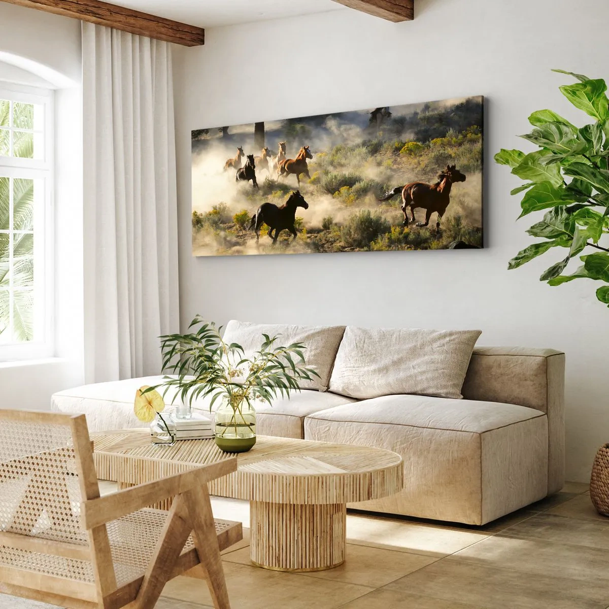 Impression sur toile - Image sur toile - Un troupeau de chevaux sauvages galopant à travers la poussière et la végétation - 140x50cm - Rivalité - liberté ou force masculine ? - Décoration murale moderne pour le salon et la chambre ARTTOR