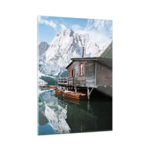 Impression sur verre - Image sur verre - Maison en bois et bateaux sur un lac tranquille dans les montagnes - 50x70cm - Un matin cristallin en montagne - Décoration murale moderne pour le salon et la chambre ARTTOR