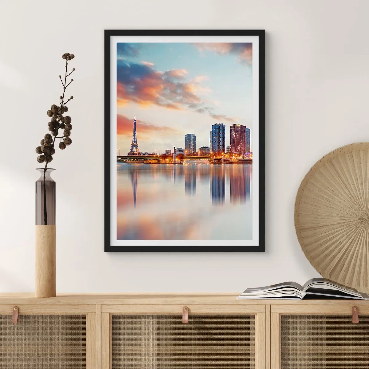 Affiche dans un cadre noir - Poster - Panorama de Paris avec la Tour Eiffel au crépuscule - 50x70cm - La tranquillité monumentale de Paris - Décoration murale moderne pour le salon et la chambre ARTTOR