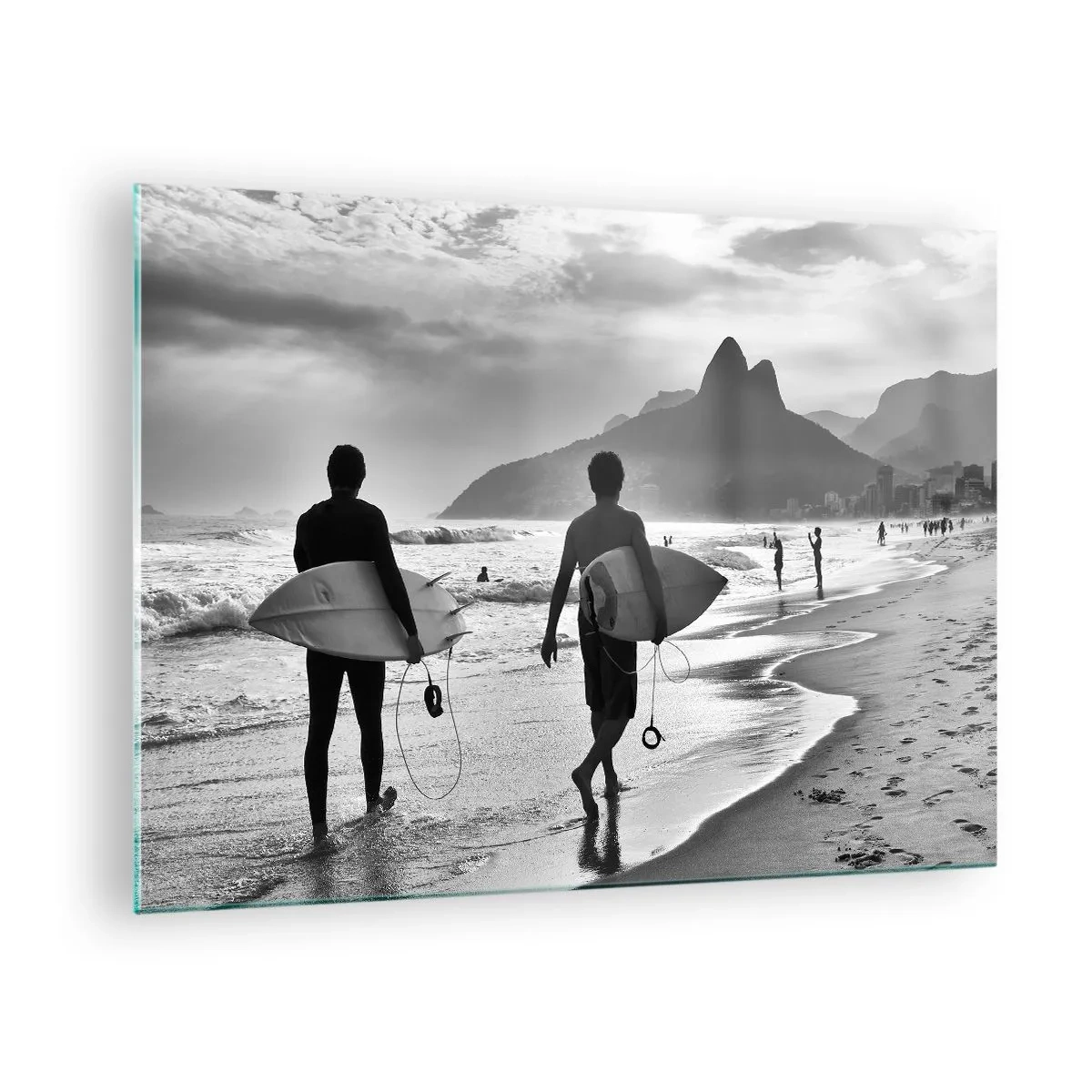 Impression sur verre - Image sur verre - Surfeurs sur la plage avec des planches, composition en noir et blanc - 70x50cm - Samba sur une vague - Décoration murale moderne pour le salon et la chambre ARTTOR