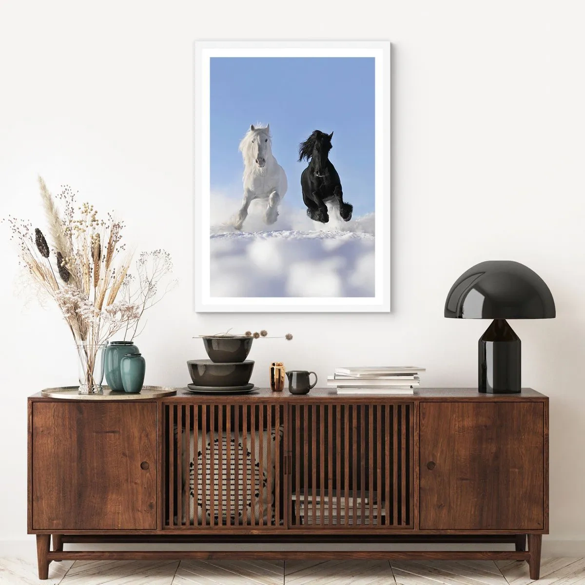 Affiche dans un cadre blanc - Poster - Galop noir et blanc - 70x100 cm