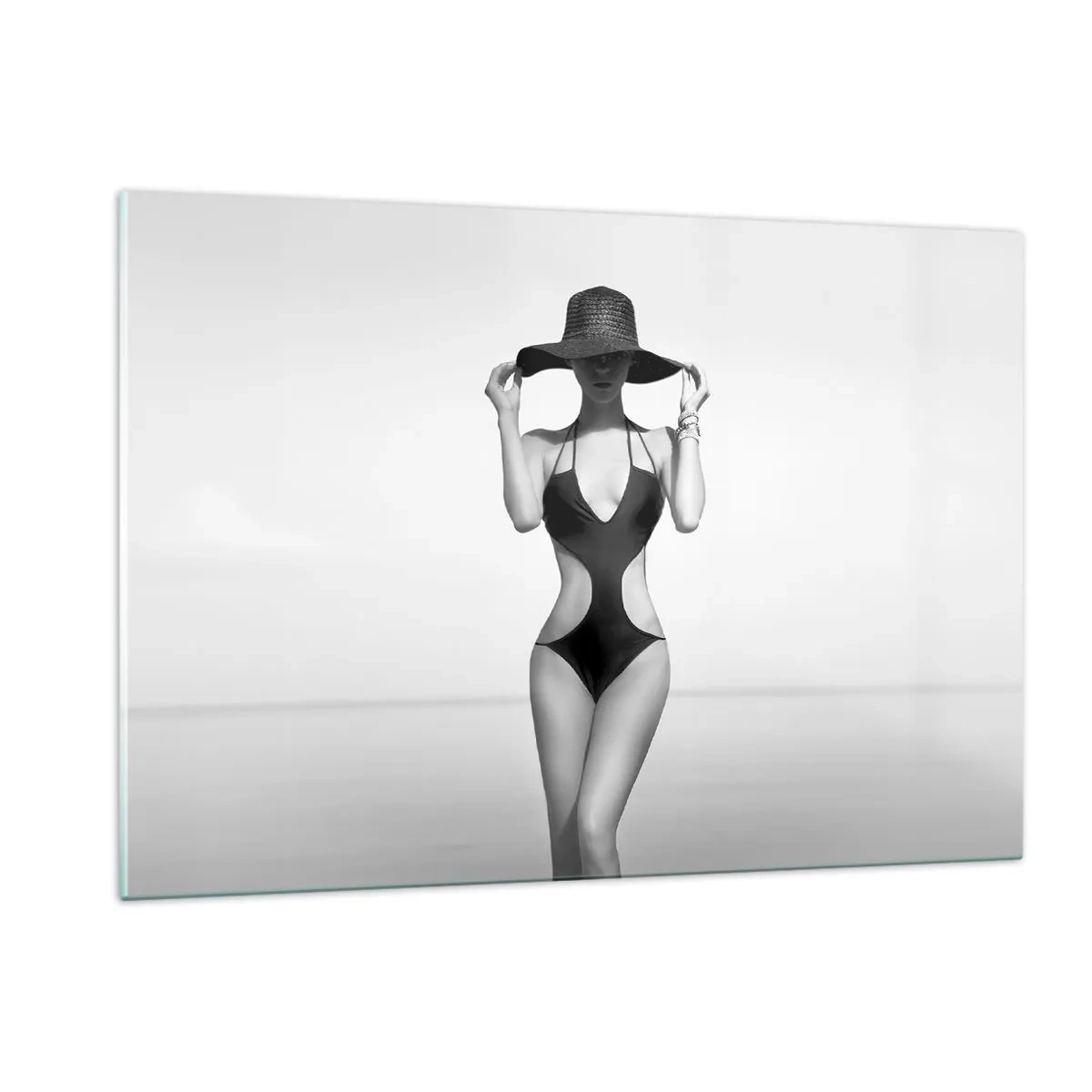 Impression sur verre - Image sur verre - Une femme en maillot de bain noir et chapeau contre la mer - 120x80cm - Mon prénom? Élégance - Décoration murale moderne pour le salon et la chambre ARTTOR