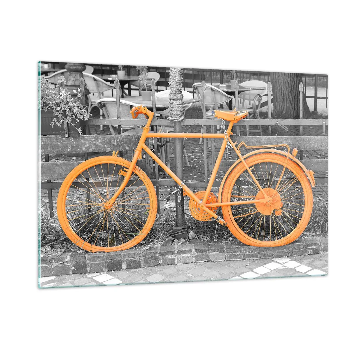 Impression sur verre - Image sur verre - Illustration d'un vélo peint en orange sur un fond noir et blanc. - 120x80cm - Allez, je vais attendre ici - Décoration murale moderne pour le salon et la chambre ARTTOR
