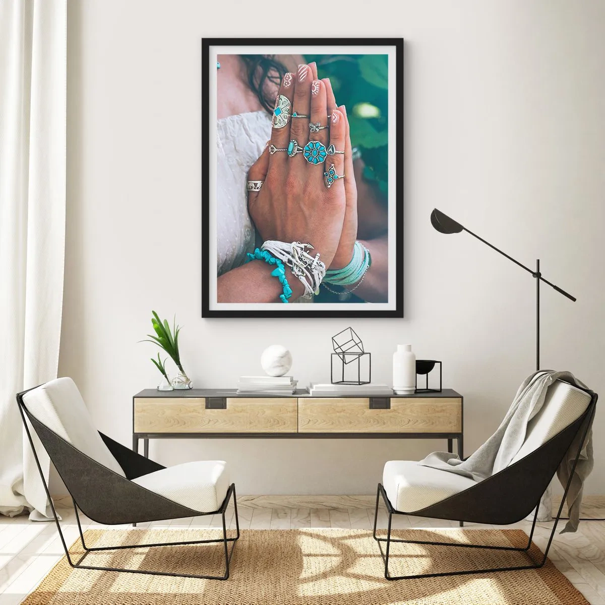 Affiche dans un cadre noir - Poster - Mains décorées de bijoux de style bohème - 50x70cm - Bienvenue au centre du bien-être - Décoration murale moderne pour le salon et la chambre ARTTOR
