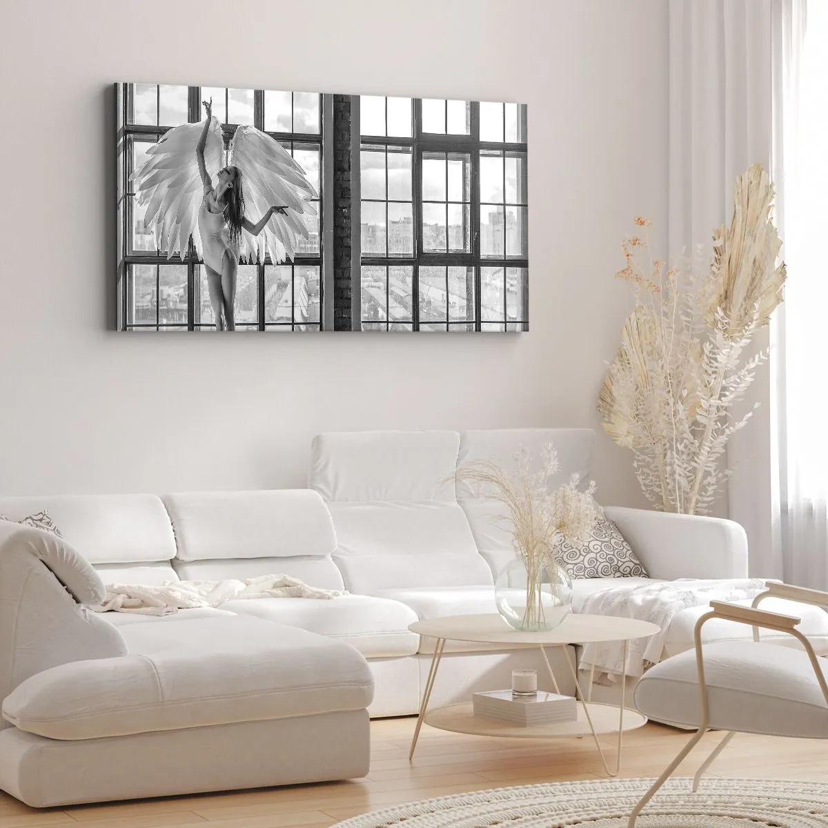 Impression sur toile - Image sur toile - Une femme avec des ailes d'ange sur fond de fenêtre de loft - 140x50cm - La ville des anges? - Décoration murale moderne pour le salon et la chambre ARTTOR