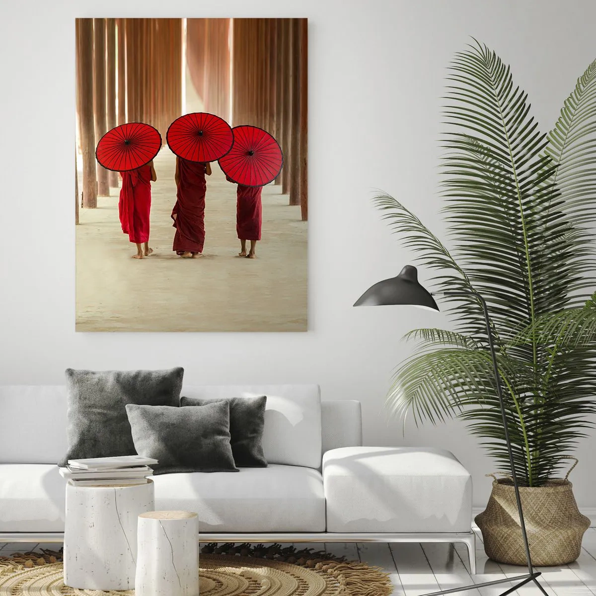 Impression sur verre - Image sur verre - Moines avec des parapluies rouges marchant le long d'un couloir en bois - 50x70cm - Sur la route du pays pure - Décoration murale moderne pour le salon et la chambre ARTTOR