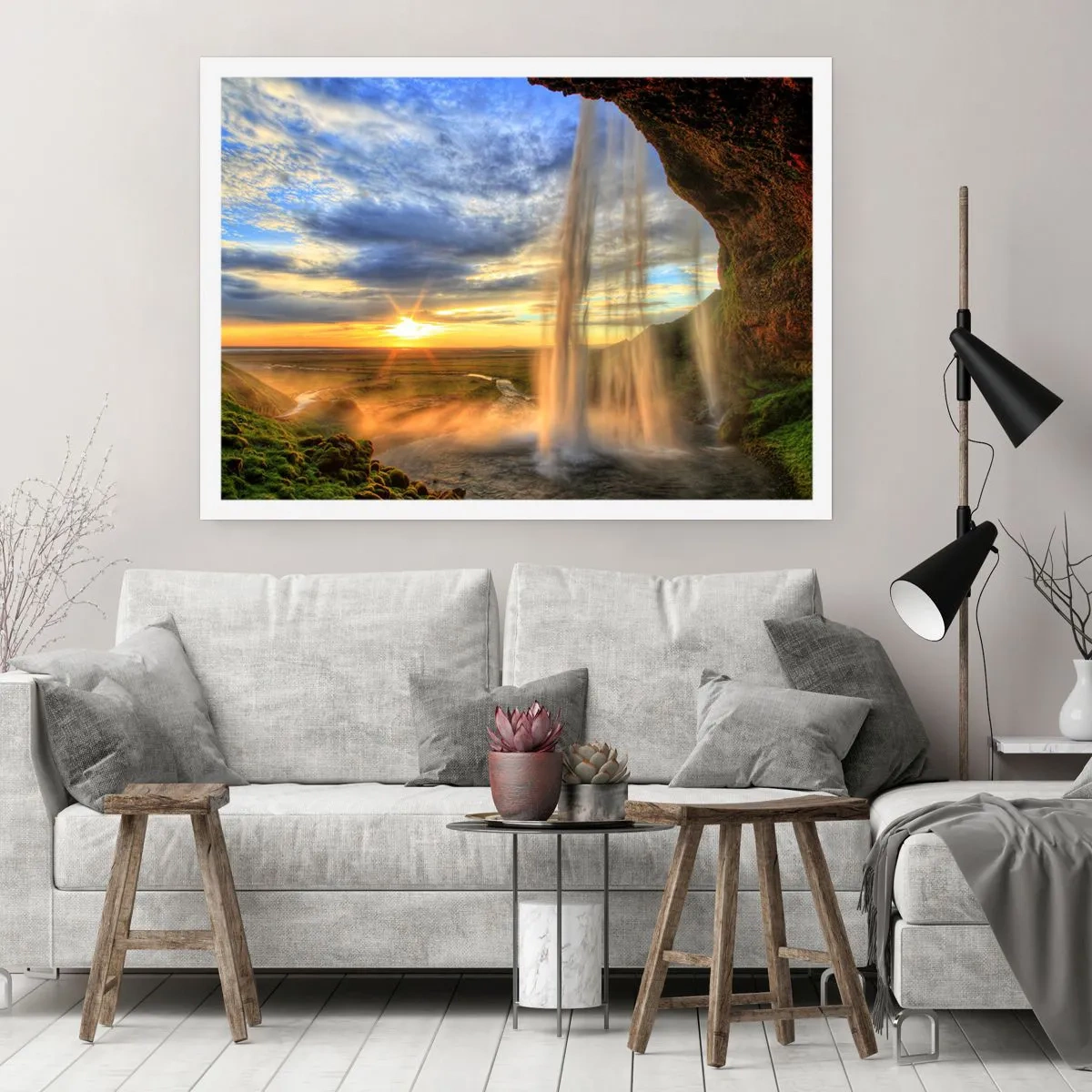 Affiche - Poster - Une cascade illuminée par la lumière du soleil sur fond de paysage - 100x70cm - Le monde derrière un voile de gouttes - Décoration murale moderne pour le salon et la chambre ARTTOR