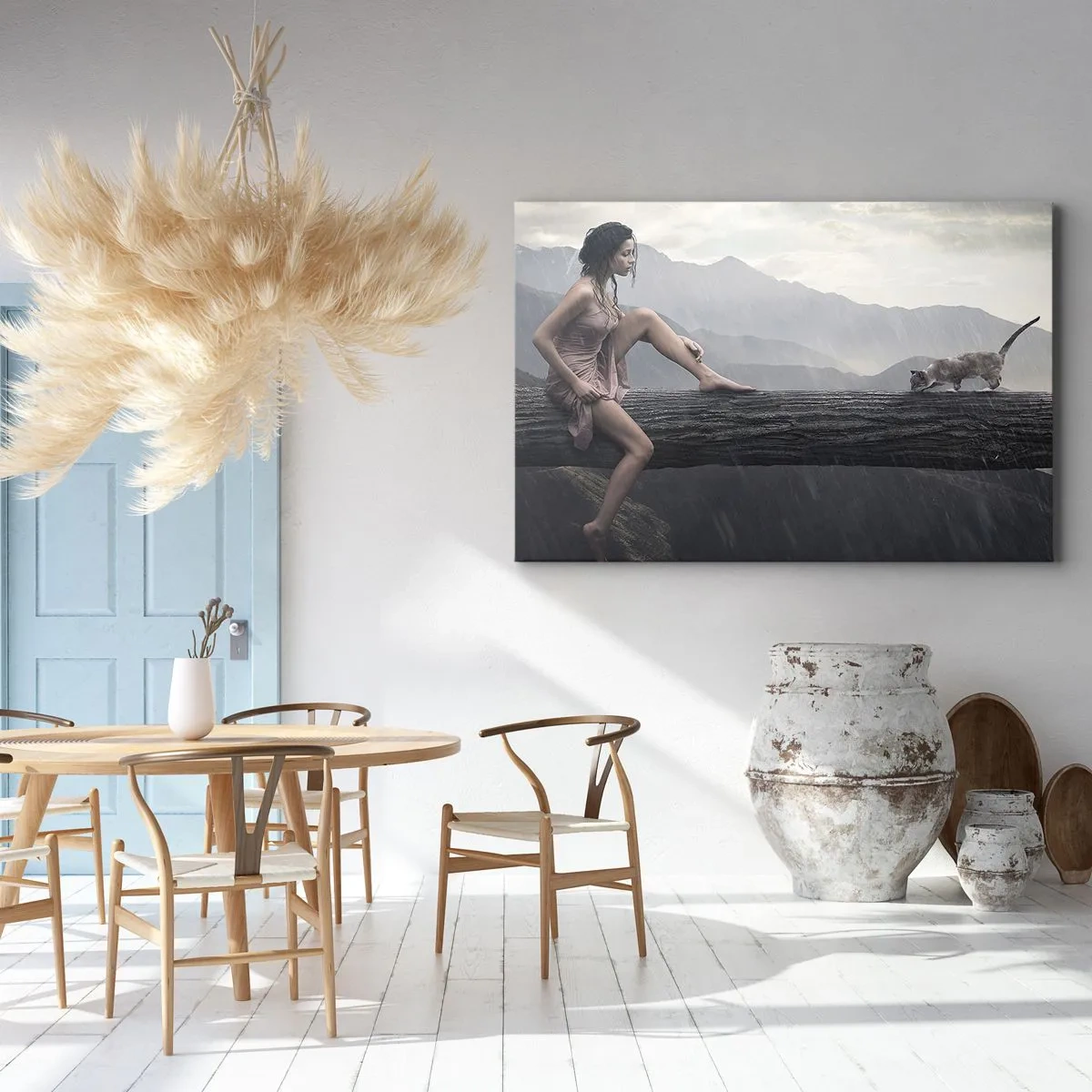 Impression sur toile - Image sur toile - Une femme et un chat sur un tronc d'arbre sous la pluie avec vue sur les montagnes. - 70x50cm - Des sommets de beauté - Décoration murale moderne pour le salon et la chambre ARTTOR