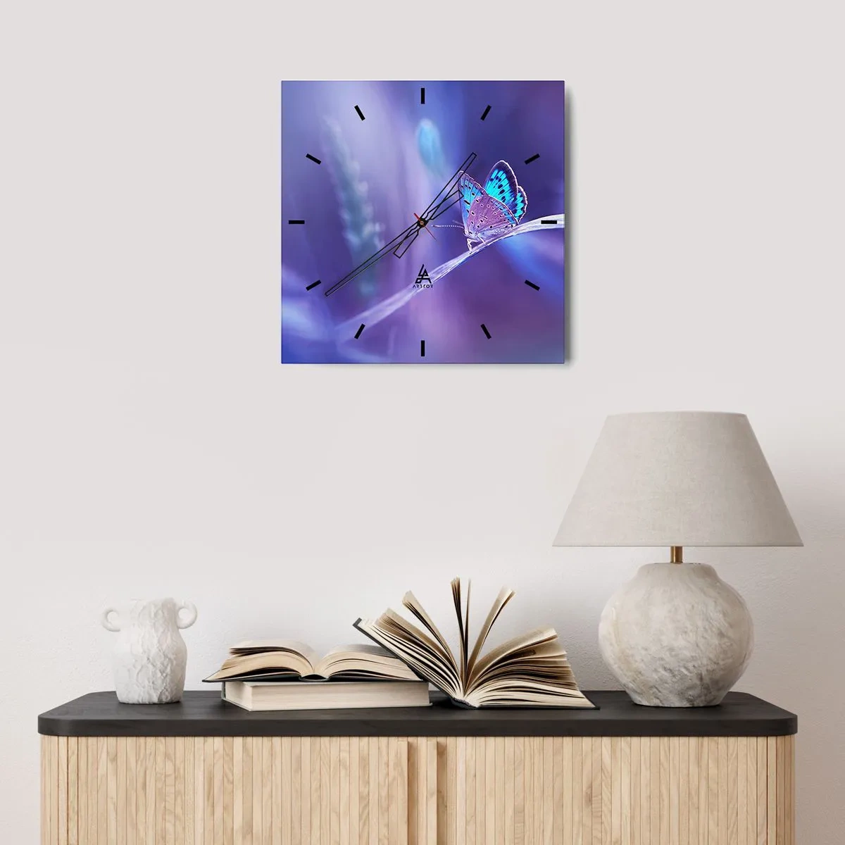 Horloge murale - Pendule murale - Un délicat papillon bleu sur une tige dans une lumière violette - 30x30cm - Un joyau de la nature - Décoration murale moderne pour le salon et la chambre ARTTOR