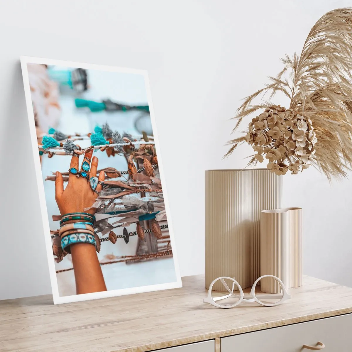 Affiche - Poster - Une main ornée de bijoux sur fond bohème - 50x70cm - Trésor local - Décoration murale moderne pour le salon et la chambre ARTTOR