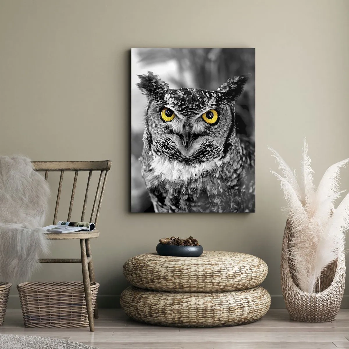 Impression sur toile - Image sur toile - Une photo en noir et blanc d'un hibou aux yeux jaunes - 70x100cm - Rien ne se cachera - Décoration murale moderne pour le salon et la chambre ARTTOR