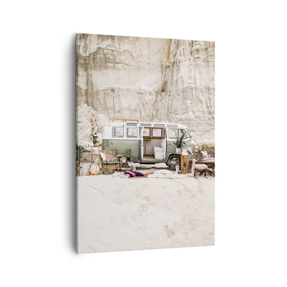 Impression sur toile - Image sur toile - Un camping-car rétro au design bohème sur fond de paysage rocheux. - 50x70cm - Il est temps de commencer le voyage - Décoration murale moderne pour le salon et la chambre ARTTOR