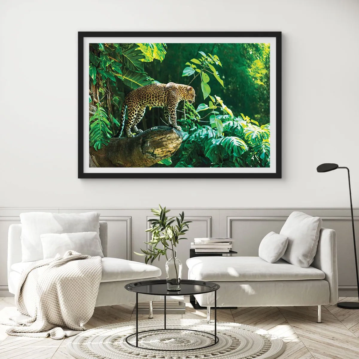 Affiche dans un cadre noir - Poster - Un léopard debout sur un rocher entouré de végétation tropicale - 70x50cm - À la chasse? - Décoration murale moderne pour le salon et la chambre ARTTOR