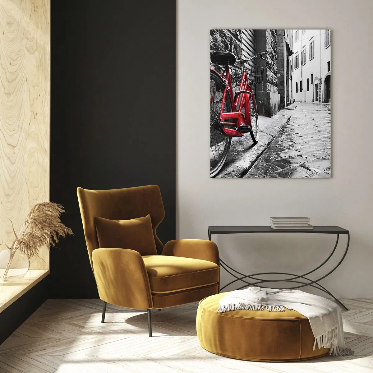 Impression sur verre - Image sur verre - Un vélo rouge sur une rue pavée avec un fond monochrome. - 50x70cm - La vraie beauté ne vieillit pas - Décoration murale moderne pour le salon et la chambre ARTTOR