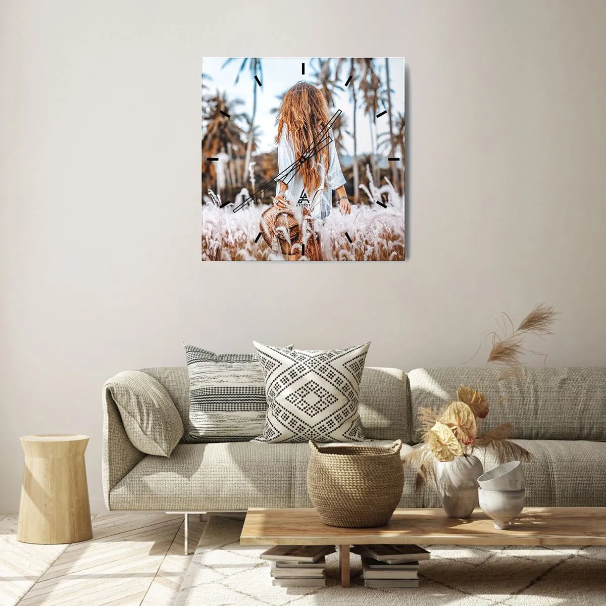 Horloge murale - Pendule murale - Une femme dans un champ d'herbe avec des palmiers en arrière-plan au coucher du soleil - 30x30cm - Né de peluches d'herbe - Décoration murale moderne pour le salon et la chambre ARTTOR