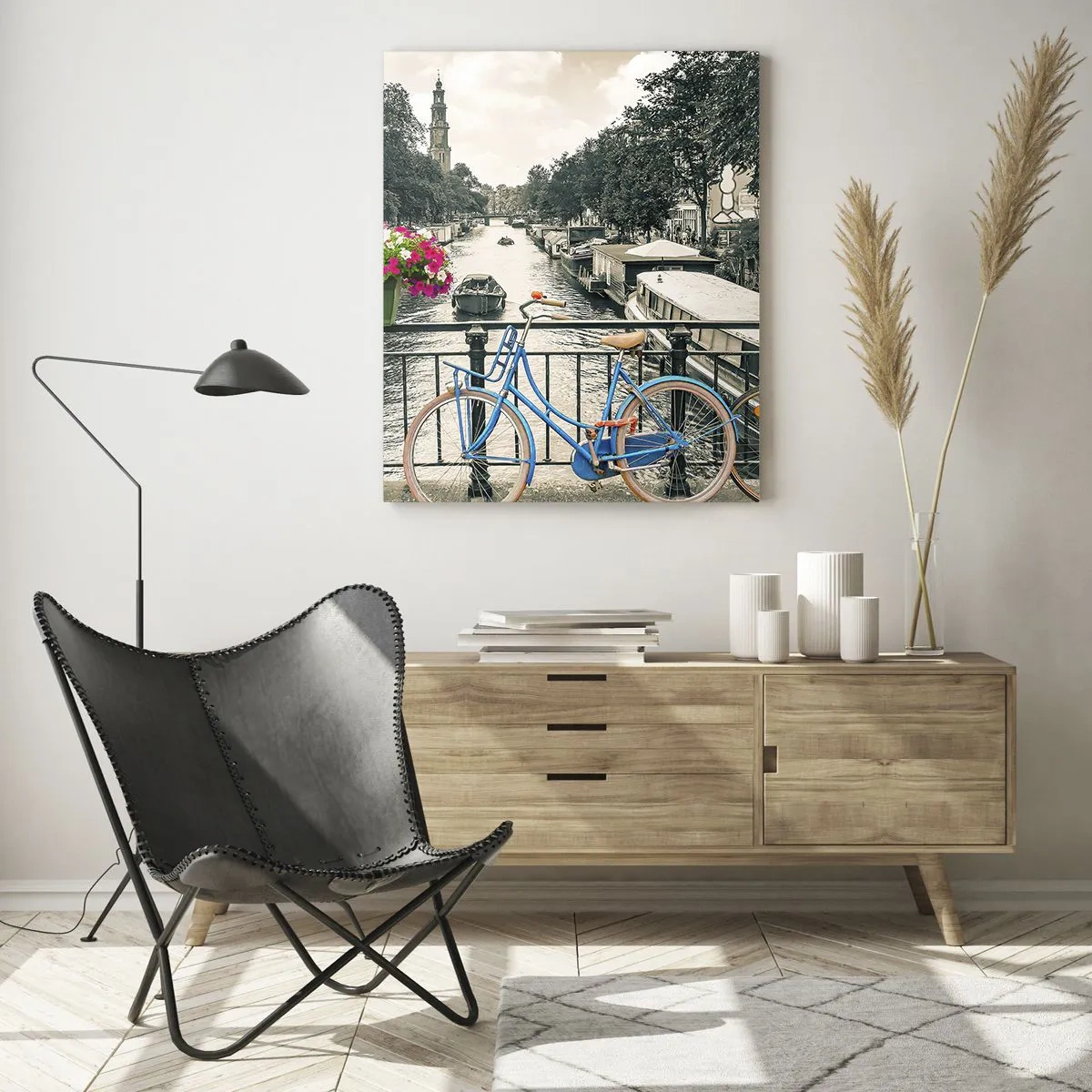Impression sur verre - Image sur verre - Un pont avec des vélos et des fleurs sur un canal à Amsterdam - 80x120cm - Couleurs de rue d'Amsterdam - Décoration murale moderne pour le salon et la chambre ARTTOR
