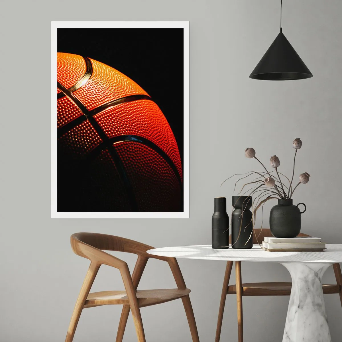 Affiche - Poster - Gros plan d'un ballon de basket sous les projecteurs - 50x70cm - Belle comme une planète - Décoration murale moderne pour le salon et la chambre ARTTOR