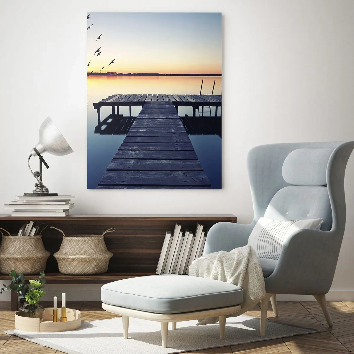 Impression sur verre - Image sur verre - Une jetée sur le lac avec vue sur le coucher de soleil et les oiseaux en vol - 50x70cm - C'était une bonne journée - Décoration murale moderne pour le salon et la chambre ARTTOR