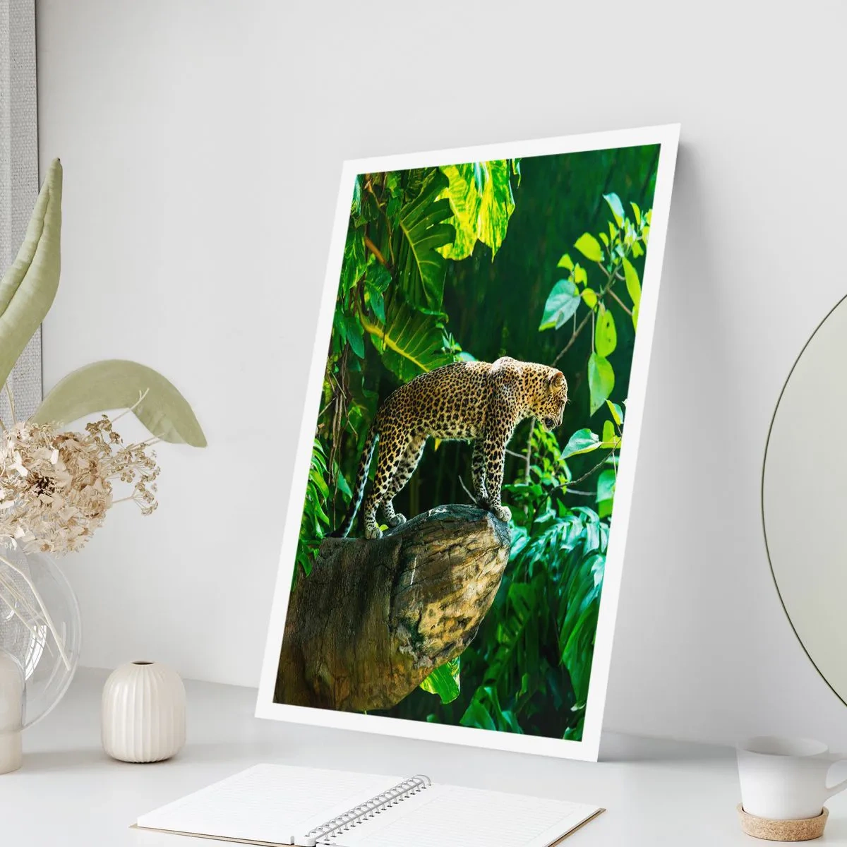 Affiche - Poster - Un léopard debout sur un rocher dans une forêt tropicale - 50x70cm - À la chasse? - Décoration murale moderne pour le salon et la chambre ARTTOR
