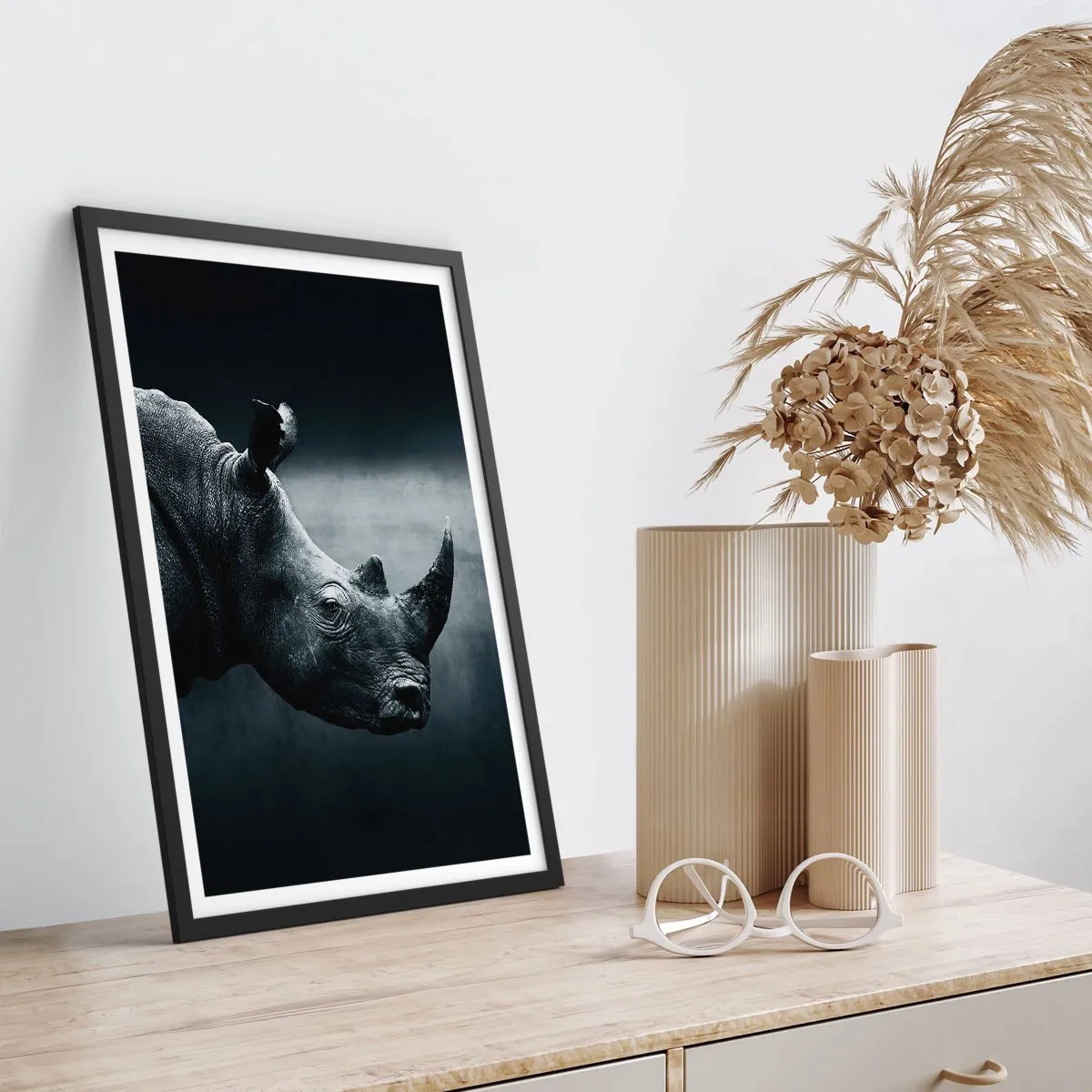 Affiche dans un cadre noir - Poster - Portrait noir et blanc d'un rhinocéros sur fond sombre - 50x70cm - Le profil droit - Décoration murale moderne pour le salon et la chambre ARTTOR