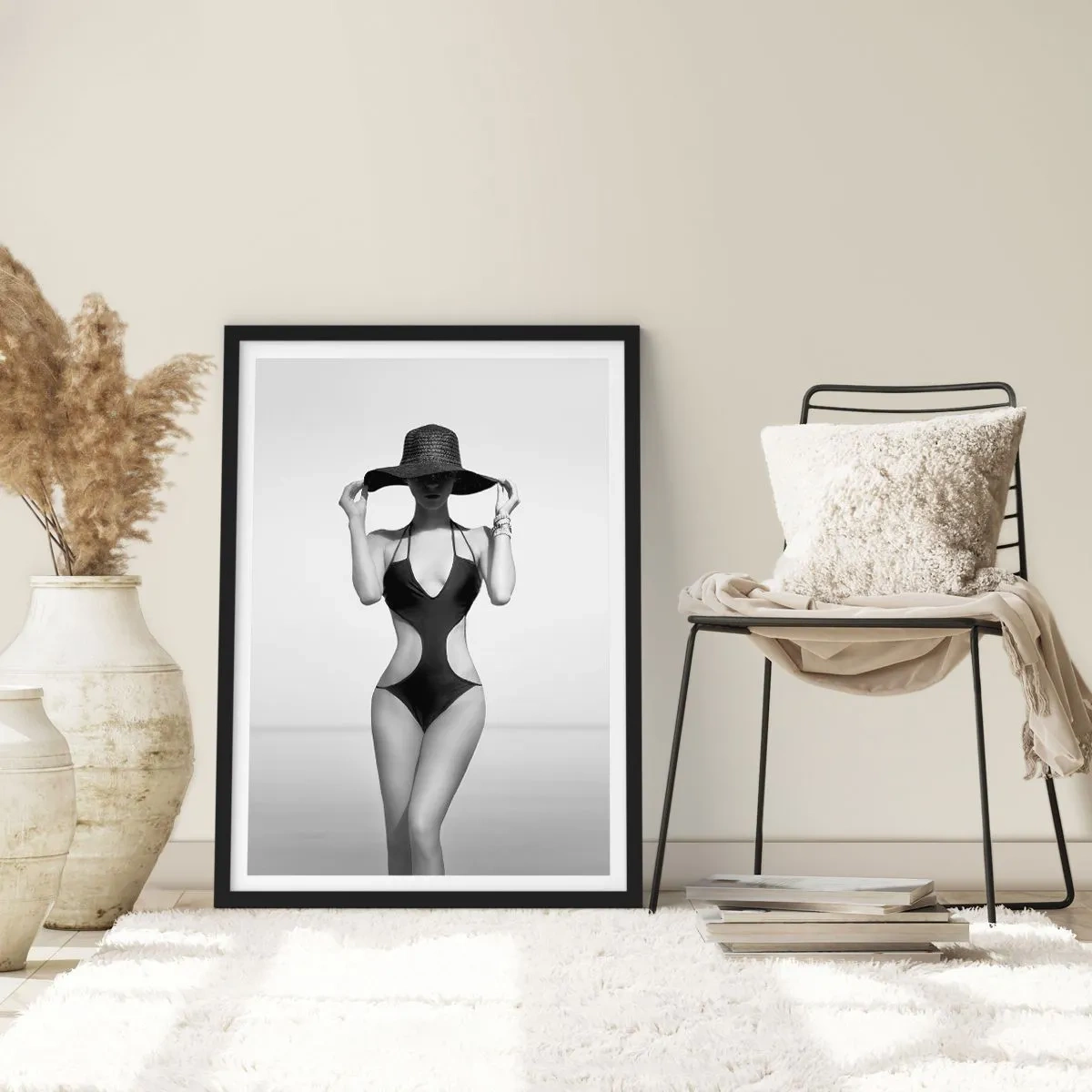 Affiche dans un cadre noir - Poster - Photographie en noir et blanc d'une femme portant un chapeau et un maillot de bain - 50x70cm - Mon prénom? Élégance - Décoration murale moderne pour le salon et la chambre ARTTOR
