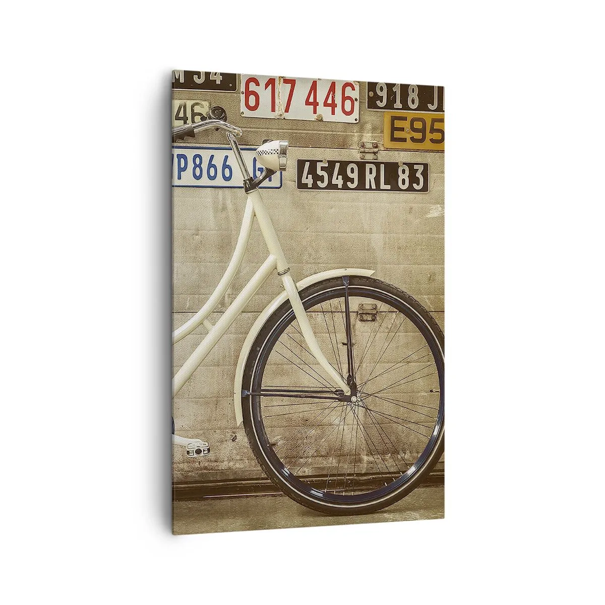 Impression sur toile - Image sur toile - Un vélo rétro contre un mur décoré de plaques d'immatriculation - 80x120cm - Pas de complexes - Décoration murale moderne pour le salon et la chambre ARTTOR