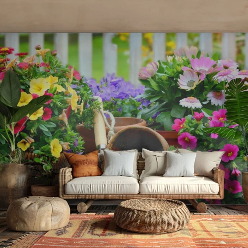 Papier Peint Photo Premium Sand - Fleurs colorées dans le jardin avec des outils d'entretien - 100x70cm - Le jardin de Zosia - Décoration murale moderne pour le salon et la chambre ARTTOR