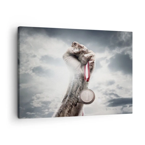 Impression sur toile - Image sur toile - Une main levée avec une médaille contre un ciel nuageux - 70x50cm - Per aspera ad astra - Décoration murale moderne pour le salon et la chambre ARTTOR