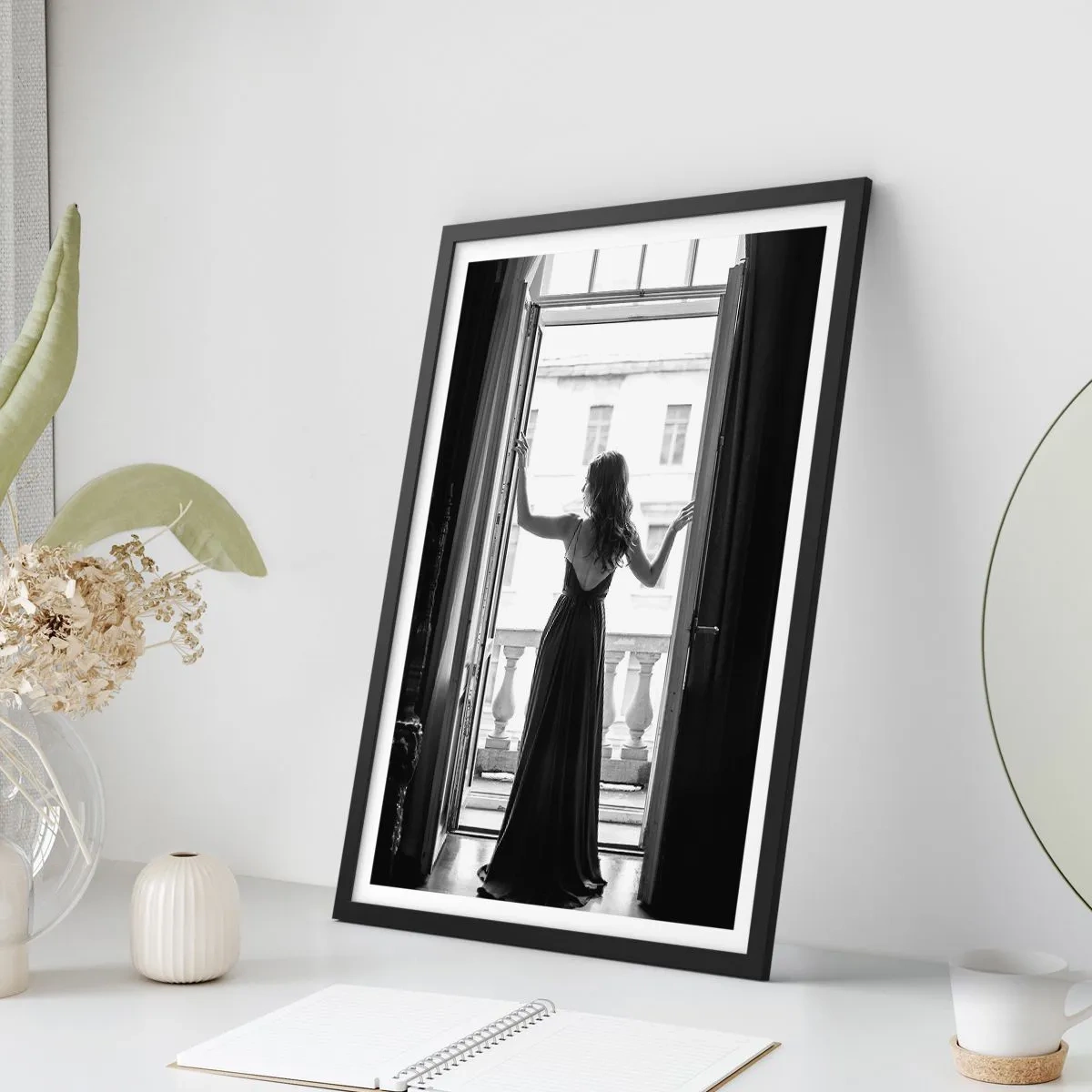 Affiche dans un cadre noir - Poster - Une femme en robe longue debout sur un balcon ouvert - 50x70cm - Dans plusieurs style - Décoration murale moderne pour le salon et la chambre ARTTOR